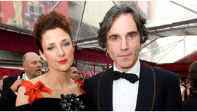 妻のレベッカ・ミラーと共に会場入りするダニエル・デイ＝ルイス。見事主演男優賞を獲得。　Richard Harbaugh / (C) A.M.P.A.S.