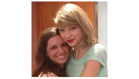 結婚祝いパーティーにサプライズで登場したテイラー・スウィフト