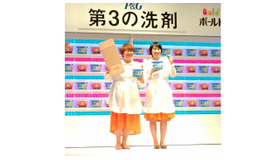 新形状のジェルボール型洗剤の新製品発表会「P&G　“第3の洗剤”　新発売記念イベント」に登場したハリセンボン。