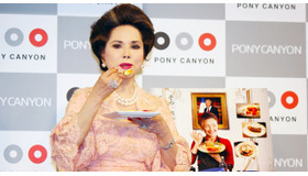 白トリュフ入りチーズケーキに舌鼓をうつ、デヴィ夫人／『大統領の料理人』DVD＆Blu-ray発売記念イベント