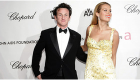 モデルのペトラ・ネムコヴァを伴って、エルトン・ジョン主催のパーティに出席したショーン・ペン　-(C) Reuters/AFLO