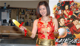 マギー・Qを意識したユニフォームで、黄金のラケットとピンポン球を手にする四元奈生美。