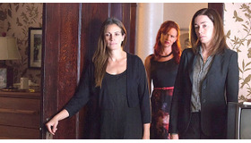 ジュリア・ロバーツ（長女）＆ジュリアン・ニコルソン（次女）＆ジュリエット・ルイス（三女）／『8月の家族たち』 - (c) 2013 AUGUST OC FILMS, INC. All Rights Reserved.