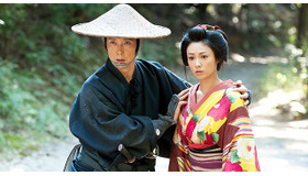 佐々木蔵之介＆深田恭子／『超高速！参勤交代』-(C) 2014「超高速！参勤交代」製作委員会