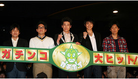 『ガチ☆ボーイ』初日舞台挨拶にて（左から）小泉監督、宮川大輔、佐藤隆太、向井理、川岡大次郎