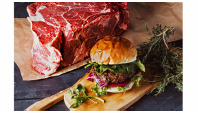 40日間熟成したエイジングビーフを使用した特製パティと、フレッシュハーブをたっぷり挟んだ「熟成ビーフパティバーガー」（1,280円）