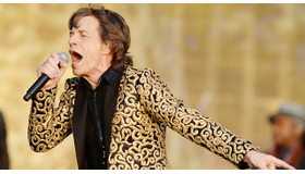 ミック・ジャガー、恋人ローレン・スコットの追悼式で歌を捧げる