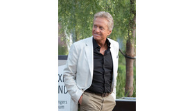 劇中で32歳差婚を見せるマイケル・ダグラス／『ラスト・ベガス』-(c) Copyright 2013 CBS Films Inc. ALL RIGHTS RESERVED.