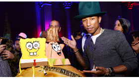 ファレル・ウィリアムス、「スポンジボブ」カシミヤ製の靴下を特注！