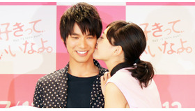 福士蒼汰にキスする川口春奈／『好きっていいなよ。』イベント