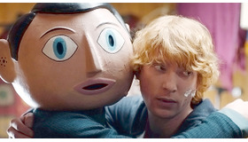 これがマイケル・ファスベンダー!?（左）／『FRANK－フランクー』-(C) 2013 EP Frank Limited, Channel Four Television Corporation and the British Film Institute