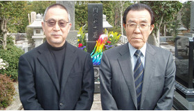 『明日への遺言』大ヒットの報告のため岡田資中将が眠る多磨霊園を訪れた小泉堯史監督と原正人プロデューサー。