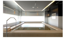 「タイムズ スパ・レスタ（TimesSPARESTA）」できき湯の浴槽を実施する、男性白湯。