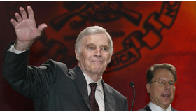 2003年4月に開催された全米ライフル協会の会合でスピーチするチャールトン・ヘストン　-(C) Reuters/AFLO