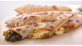 ワンハンドで気軽に食べられる、長さ20センチの新感覚のスティックピザ