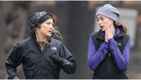 N.Y.のセントラルパークで『Bride Wars』を撮影中のケイト・ハドソンとアン・ハサウェイ