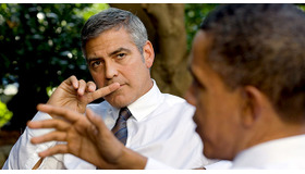 バラク・オバマ大統領を見つめる、ジョージ・クルーニー -(C) Getty Images
