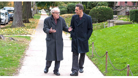 ウディ・アレン（コート：私物のアルマーニ）＆ジョン・タトゥーロ（コート＆シャツ：ポール・スミス）／『ジゴロ・イン・ニューヨーク』