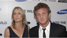 昨年9月に行われたショーン・ペン監督作『イントゥ・ザ・ワイルド』のプレミアに出席したショーン・ペンとロビン・ライト・ペン夫妻　-(C) Reuters/AFLO