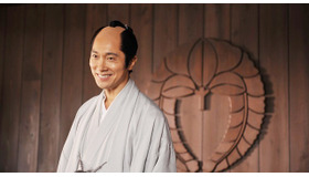 クランクアップ時の佐々木蔵之介／『超高速！参勤交代』-(C) 2014「超高速！参勤交代」製作委員会
