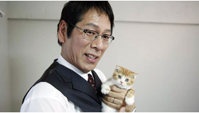 『ネコナデ』撮影現場で子猫を抱えてニンマリの大杉漣。