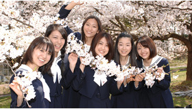 山形県寒河江市の満開の桜の下で行われた『櫻の園』記者会見