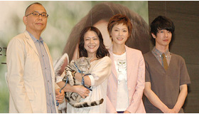 『グーグーだって猫である』完成披露試写会にて。右から加瀬亮、上野樹里、小泉今日子に猫のグーグー、犬童一心監督。