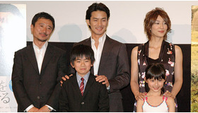 『あの空をおぼえてる』初日舞台挨拶。前列右から水野美紀、竹野内豊、冨樫森監督、前列右より吉田里琴、広田亮平。