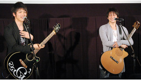 『スパイダーウィックの謎』初日舞台挨拶で日本語版イメージソング「チェックメイト」を歌った遊吟の卓（右）と伸治。