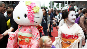 上白石萌音＆ハローキティが“舞妓”姿でパリを練り歩き／『舞妓はレディ』 in JAPAN EXPO