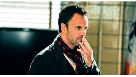 ジョニー・リー・ミラー（シャーロック・ホームズ役）／「エレメンタリー ホームズ＆ワトソン in NY」 TM＆(C) 2014 CBS Studios Inc. CBS and related logos are trademarks of CBS Broadcasting Inc. All Rights Reserved. TM, (C) ＆ Copyright (C) 2014 by Paramount Pictures. All Rights Reserved.