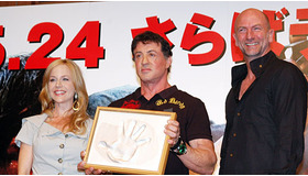 『ランボー 最後の戦場』来日記者会見。自らの手形を掲げるシルヴェスター・スタローン（中央）と共演のジュリー・ベンツ（左）、グレアム・マクタビッシュ（右）