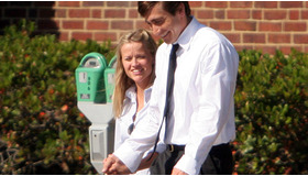 手をしっかり繋いで仲良く歩くジェイクとリース -(C) Splash/AFLO