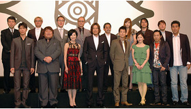 『20世紀少年』製作報告会見。左から奥田誠治プロデューサー、佐々木蔵之介、堤幸彦監督、石塚英彦、佐野史郎、黒木瞳、石橋蓮司、豊川悦司、中村嘉葎雄、唐沢寿明、片瀬那奈、常盤貴子、浦沢直樹、香川照之、長崎尚志、宇梶剛士