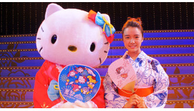 「舞妓はレディ音頭」を踊る上白石萌音＆ハローキティ／『舞妓はレディ』-(C) 2014 フジテレビジョン　東宝　関西テレビ放送　電通　京都新聞　KBS京都　アルタミラピクチャーズ