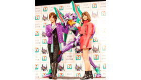 加藤夏希（葛城ミサトver.）＆DAIGO（初号機ver.）＆「新劇場版 エヴァンゲリオン初号機ヒューマンスケールフィギア」／「セブン‐イレブン×エヴァンゲリオン作戦 始動」発表会