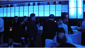 ホテル「マルティネス」で開催されたエイベックスのパーティ。会場が暗かったため分かりにくいが、中央を歩いているのがトニー・レオン。その前を行くのがジョン・ウー監督。 photo：Ayako Ishizu