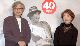 『男はつらいよ』誕生40周年プロジェクト記者発表。寅さんの写真をバックに立つ山田洋次監督と倍賞千恵子。