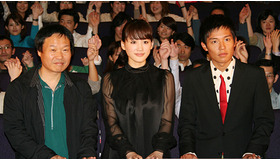 『僕の彼女はサイボーグ』初日舞台挨拶にて（左から）クァク・ジェヨン監督、綾瀬はるか、小出恵介