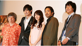 『闘茶』完成披露舞台挨拶（左から）ワン・イェミン監督、ヴィック・チョウ、戸田恵梨香、香川照之、細田よしひこ