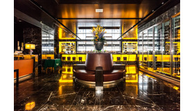 「KIHACHI」エントランス入ってすぐのバーでは、豊富なアルコールメニューを楽しめる