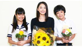 新垣結衣＆恒松祐里＆下田翔大／『くちびるに歌を』クランクアップ時の写真