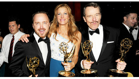 左から、アーロン・ポール＆アンナ・ガン＆ブライアン・クラスト／「ブレイキング・バッド」 in 第66回エミー賞 -(C) Getty Images