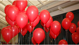 会場に飾られた無数の赤い風船