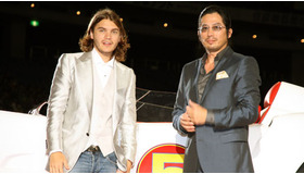 『スピード・レーサー』ジャパンプレミア。“マッハ5”を背景に立つエミール・ハーシュと真田広之。