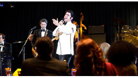 ジョン・ロイド・ヤング（フランキー・ヴァリ役）／『ジャージー・ボーイズ』 -(C) 2014 WARNER BROS. ENTERTAINMENT INC. AND RATPAC ENTERTAINMENT