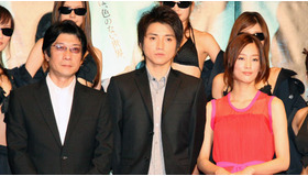 『カメレオン』トークイベント。左から阪本順治監督、藤原竜也、水川あさみ。後ろに見えるのが“カメレオンガールズ”の面々。
