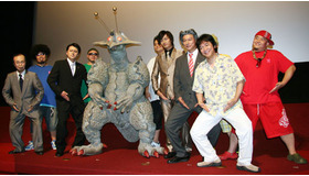 『ギララの逆襲／洞爺湖サミット危機一発』ワールドプレミアで、「タケ魔人」のポーズをとる登壇者一同。