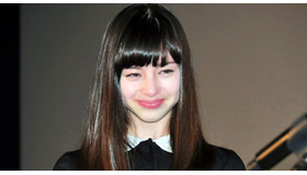 サプライズに号泣する、中条あやみ／『劇場版 零～ゼロ～』初日舞台挨拶