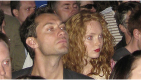 6月にロンドンで開催されたレディオヘッドのコンサートでのジュード・ロウとうわさの彼女、リリー・コール　-(C) AFLO